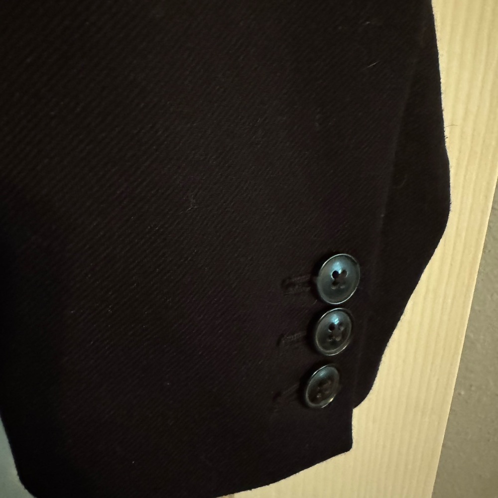 Elegant Black Blazer with Satin Lapel - Picture 3 of 4